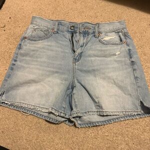 NWOT American Eagle women’s high waisted 6” relaxed light wash denim shorts sz 4